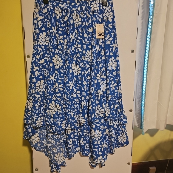 SO Dresses & Skirts - NWT Junior Size XL SO Smocked Hi-Low Midi Skirt Floral Blue White Print
